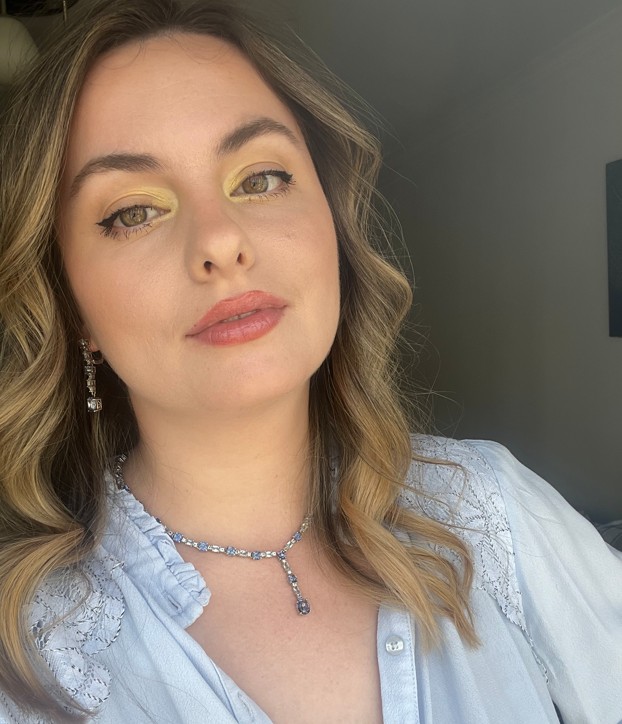 Maquilhagem editorial de Gémeos com tons amarelo manteiga e azul céu