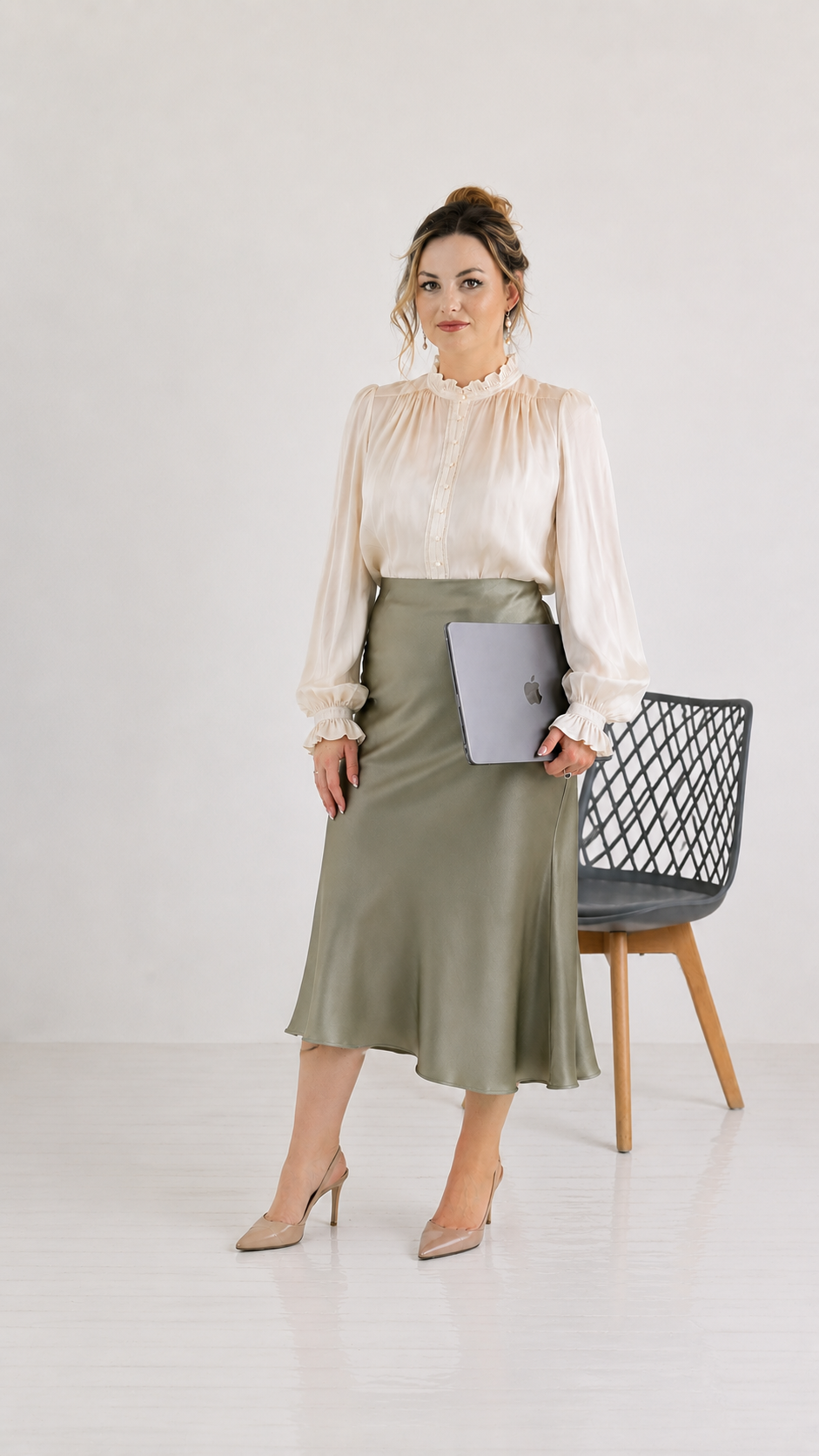 Look profissional de Caranguejo com blusa acetinada e saia de cetim verde-pântano